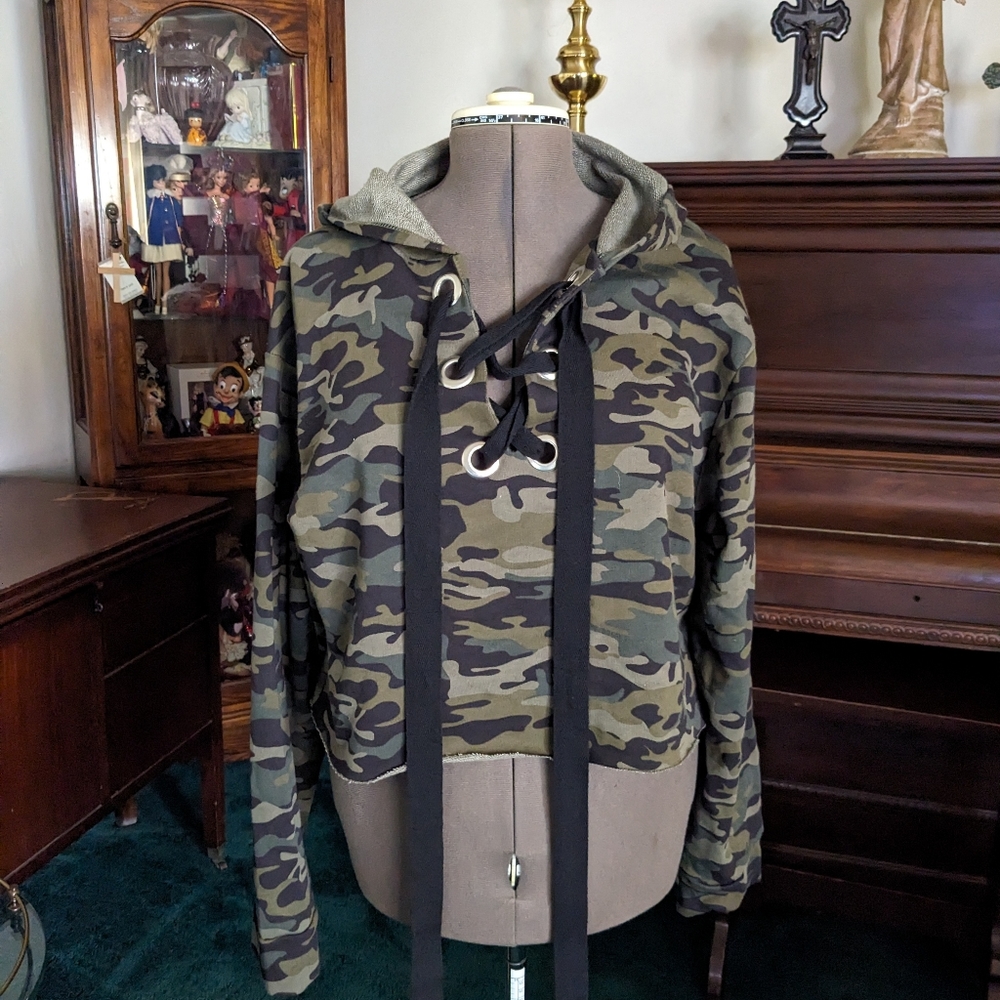 Zara Trafaluc crop camouflage embroidered hooded sweatshirt